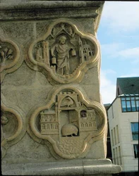 Deux quadrilobes sur le contrefort central gauche de la façade ouest, vers 1220